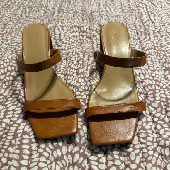 Banana Republic Factory brown low-heeled sandals 9 - Picture 1 of 4